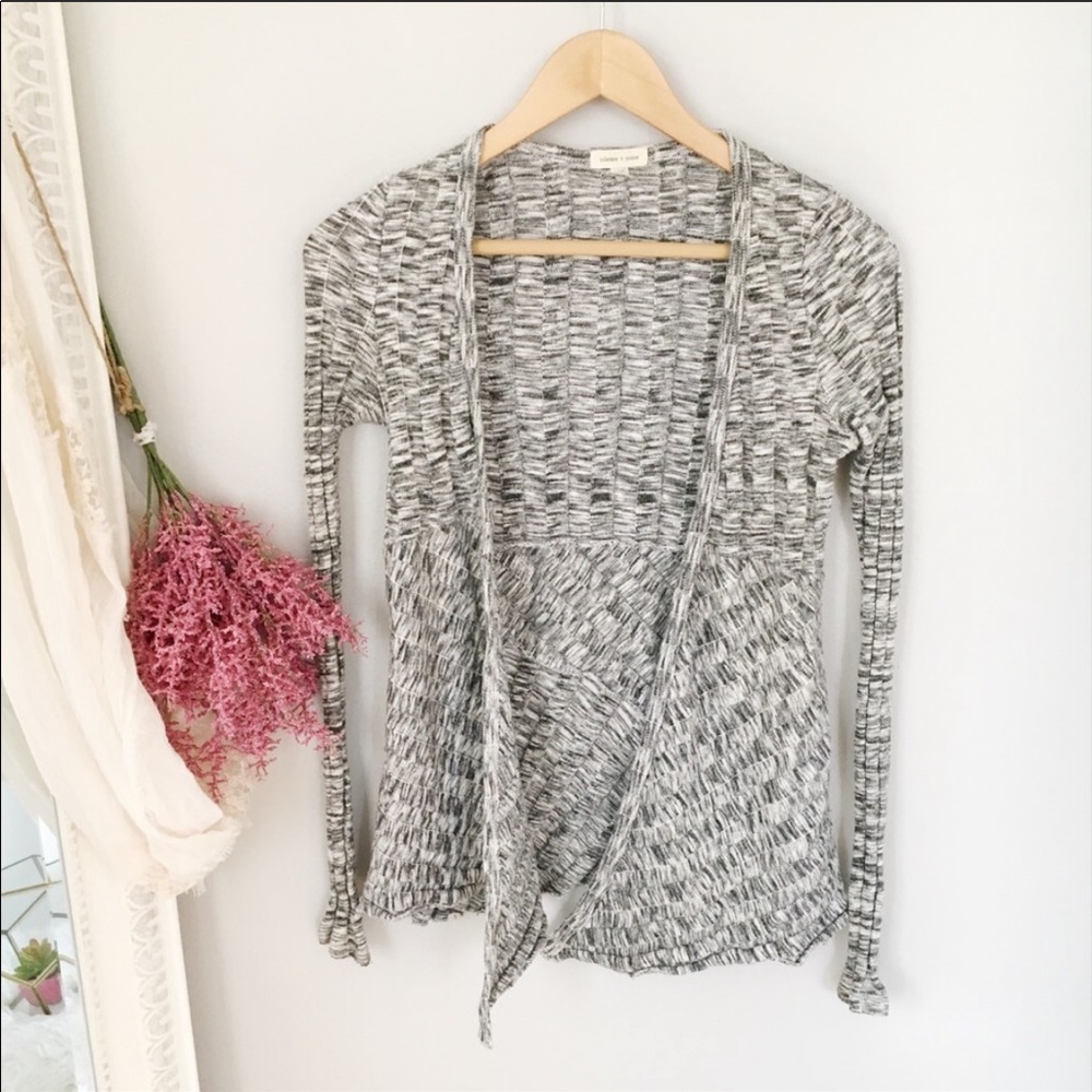 🖤 Soft heather grey cardigan by Urban Outfitters!